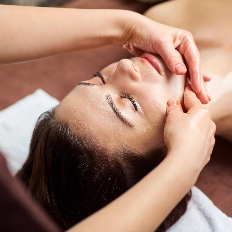 Face, neck, and décolleté massage 20 minutes - safe for pregnant women